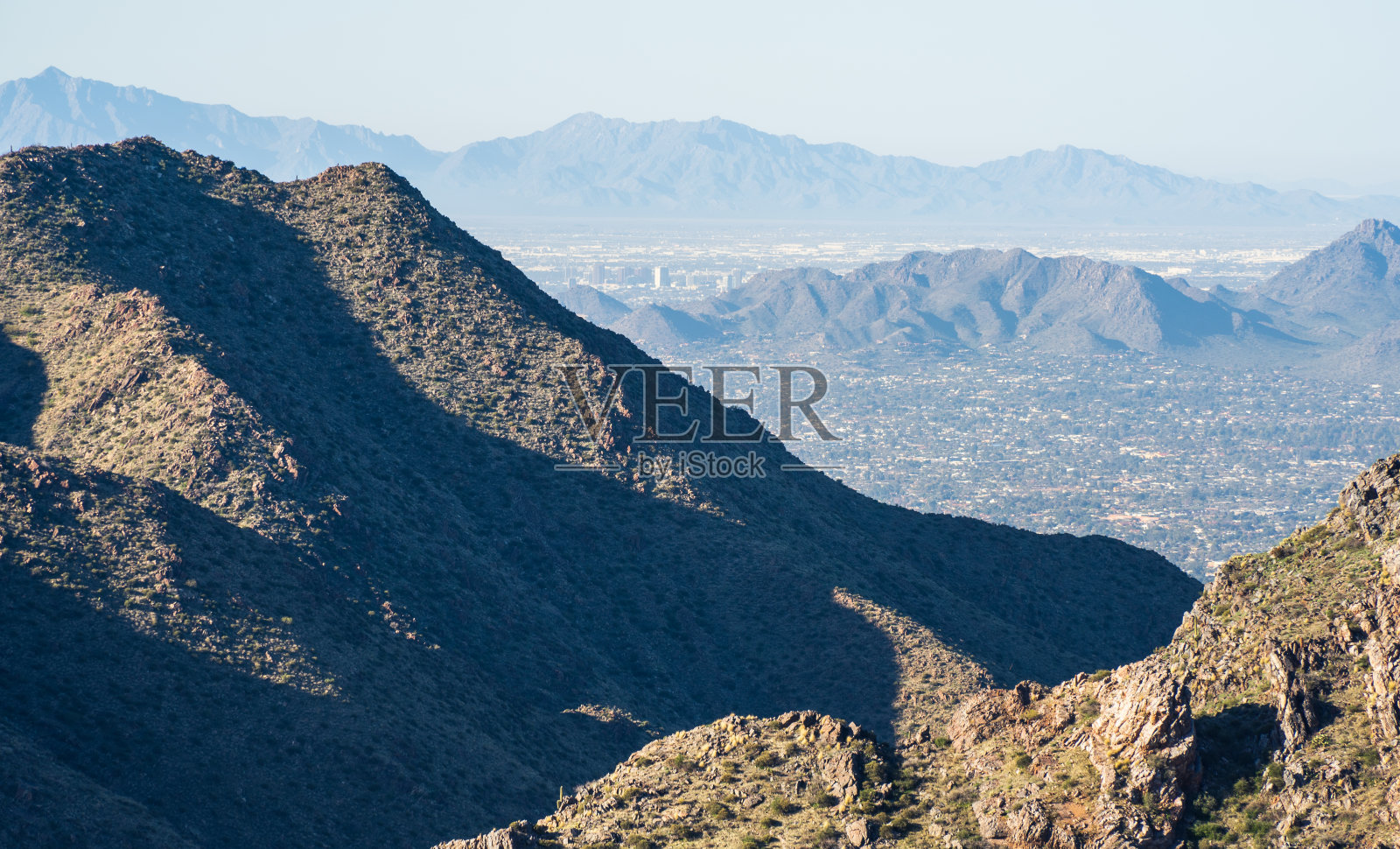 凤凰城的天际线穿过麦克道尔山脉照片摄影图片