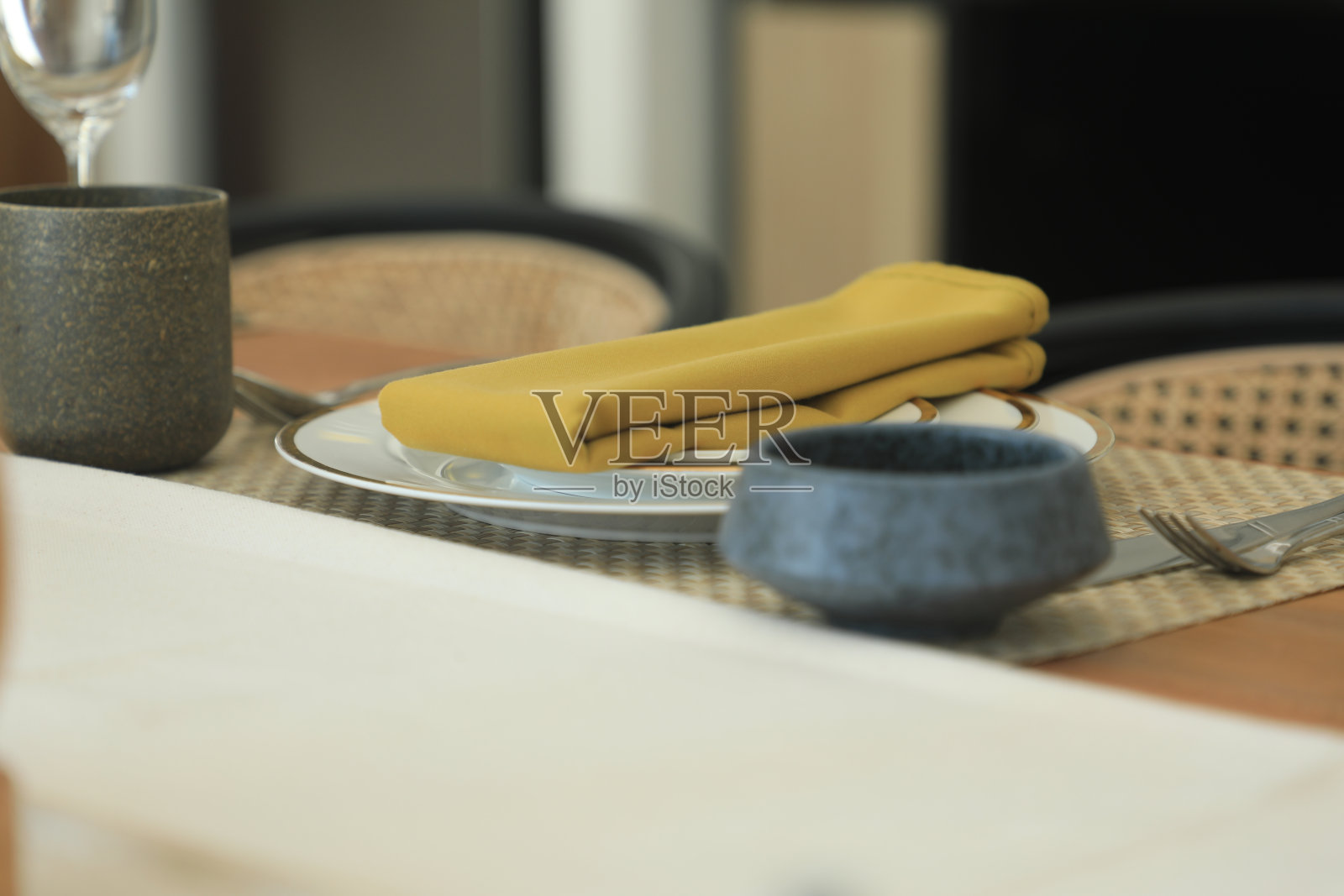 漂亮的白色床，枕头和毯子摆放得很漂亮。照片摄影图片