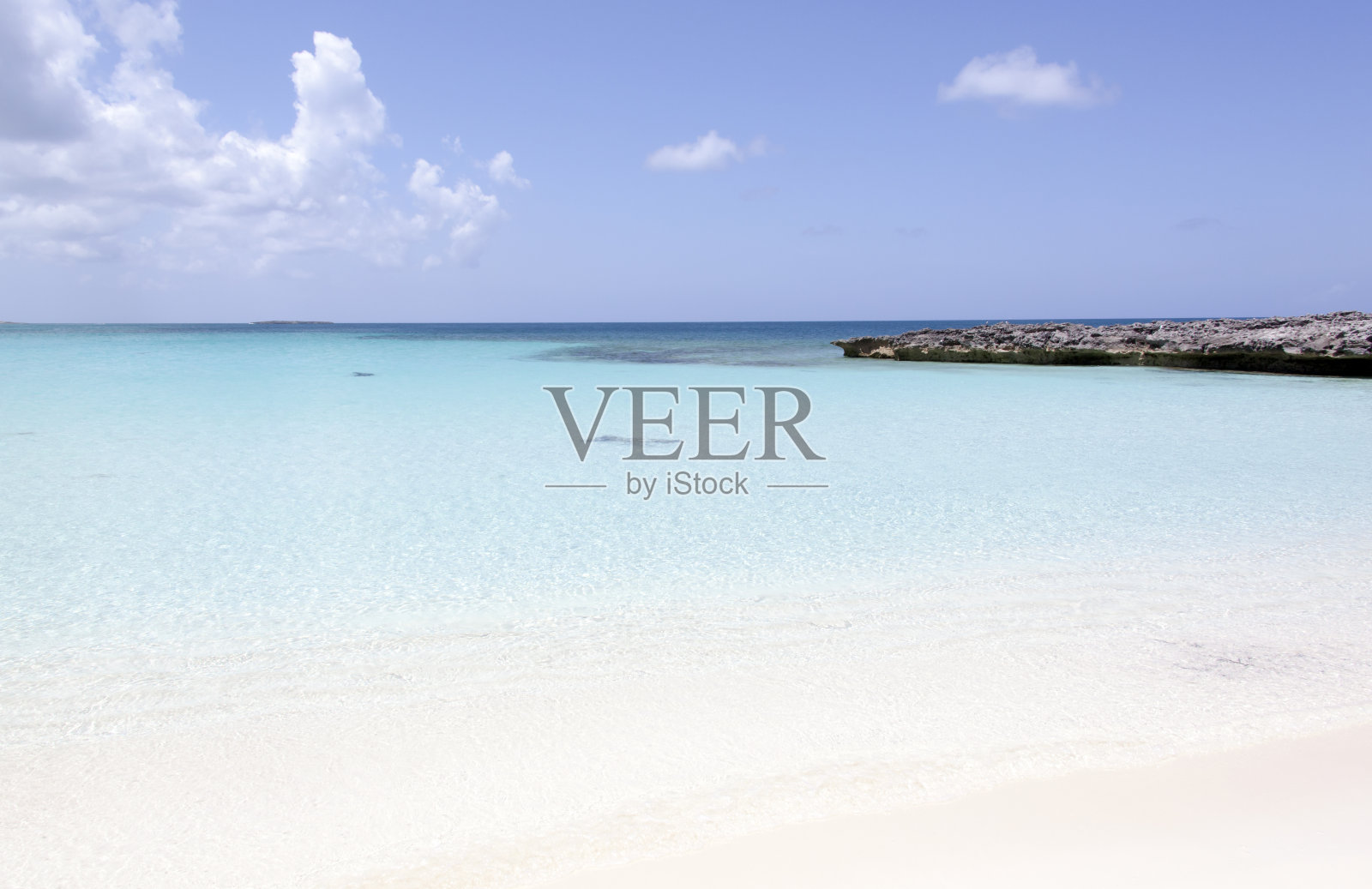 天堂岛，空旷的海滩和透明的海水照片摄影图片