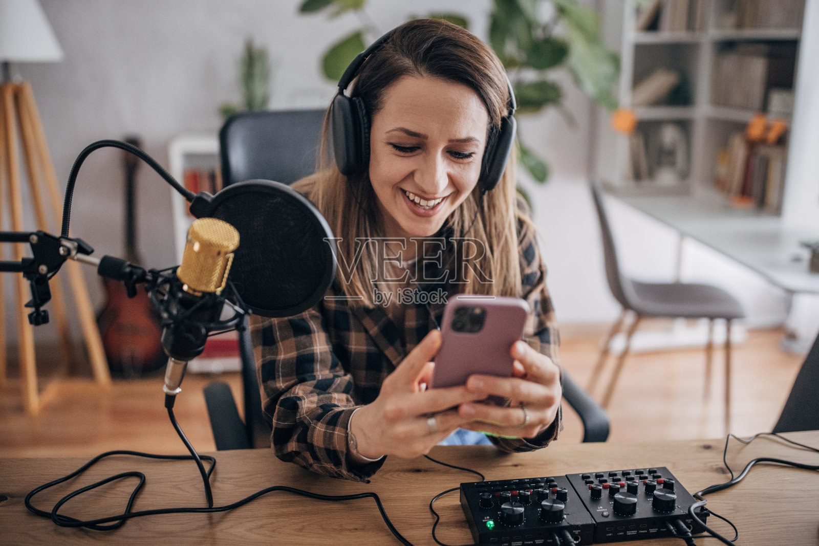 年轻的女性播客单独使用智能手机工作照片摄影图片