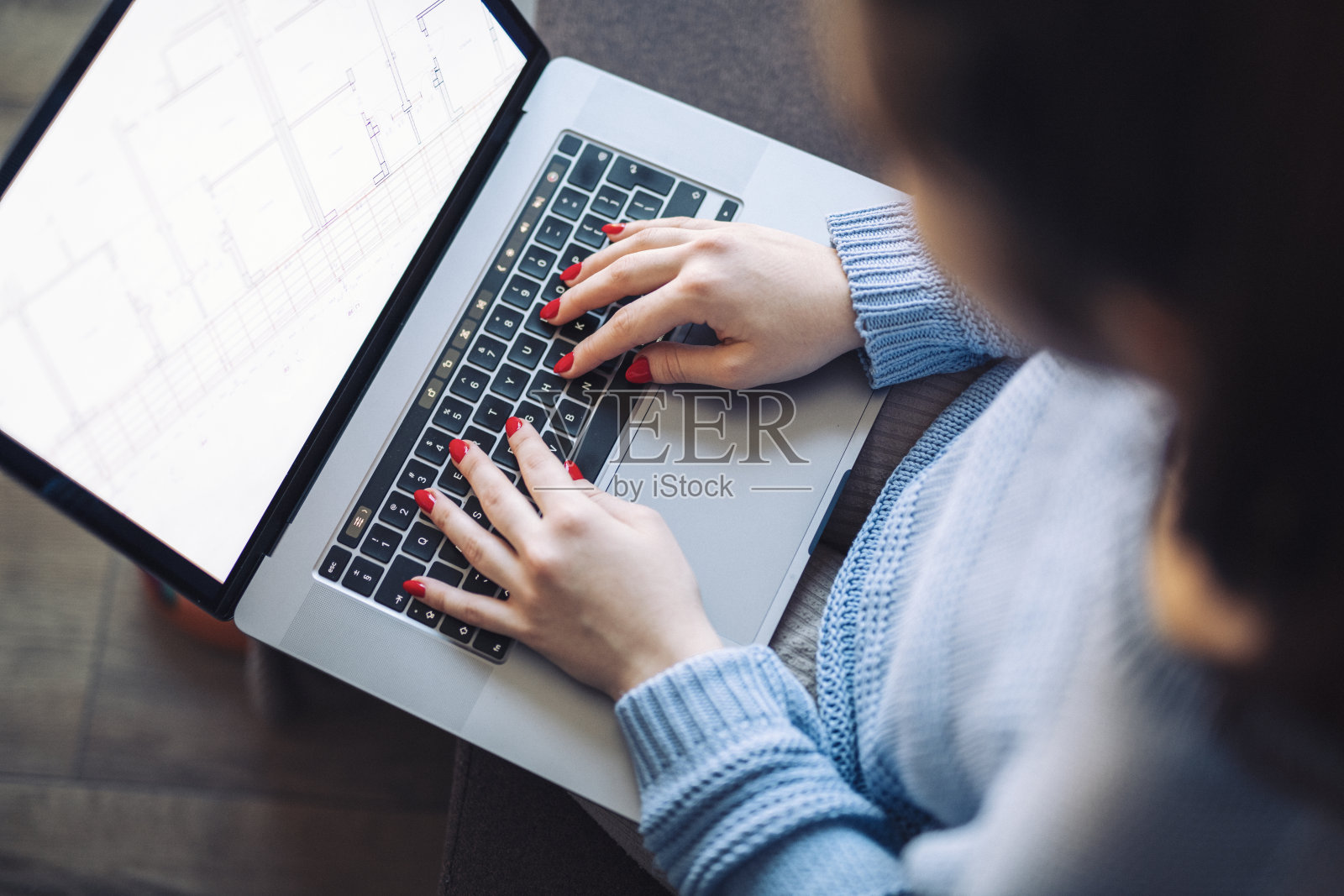 年轻女性在家使用笔记本电脑的特写镜头。照片摄影图片