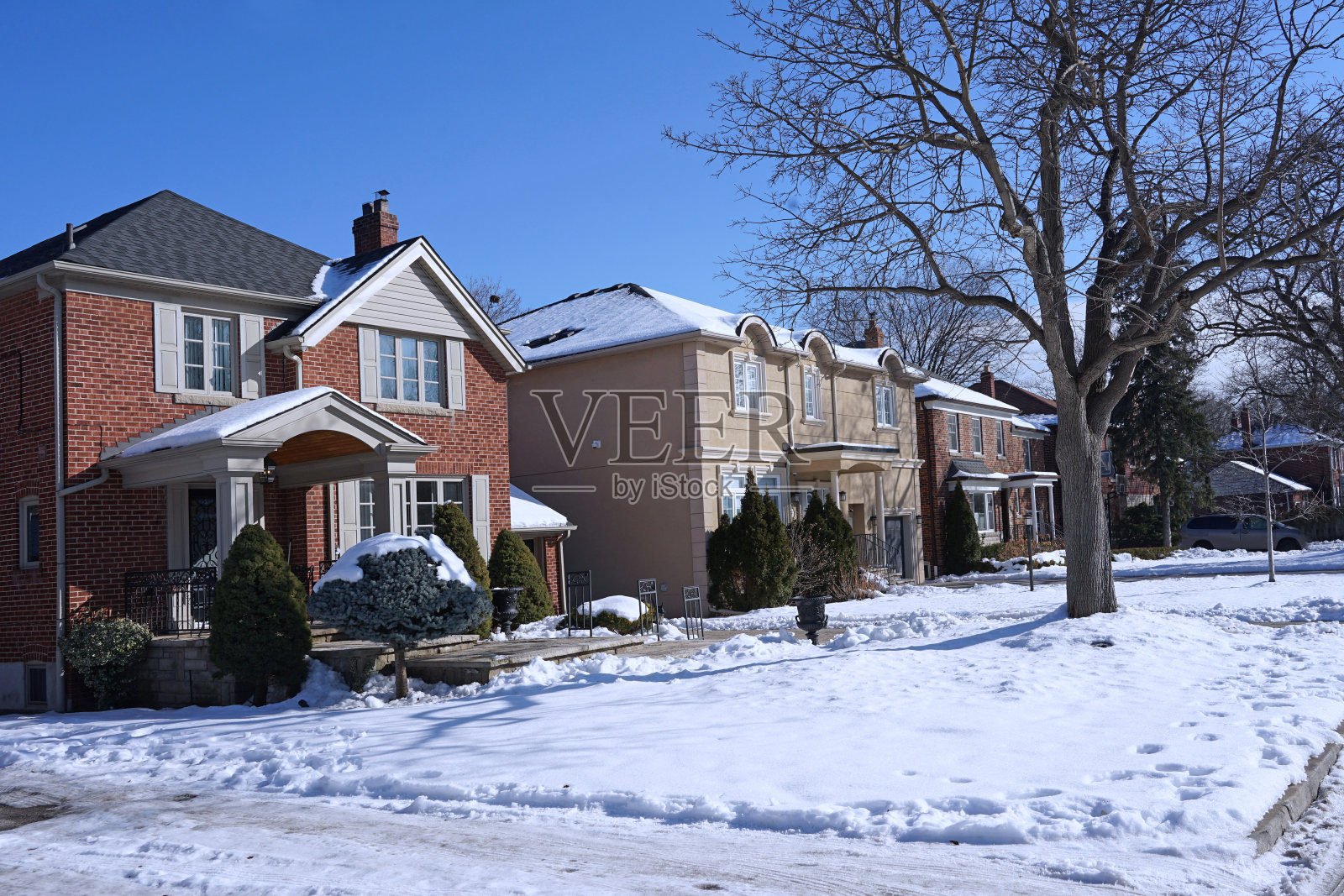 冬季的中产阶级住宅区，有一排传统的两层独立住宅照片摄影图片