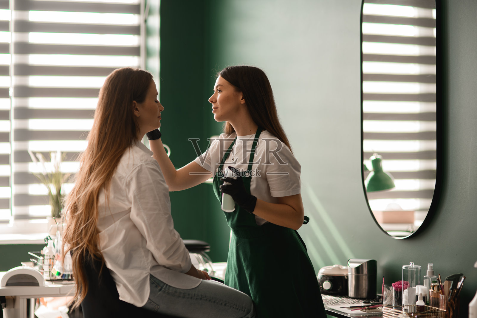 美容师在美容院为女顾客修眉照片摄影图片