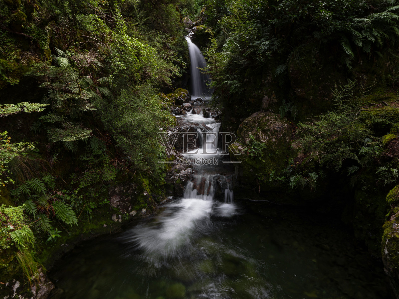 雪崩小溪瀑布长曝光，田园诗般的河流瀑布在绿色自然在亚瑟通过坎特伯雷新西兰照片摄影图片