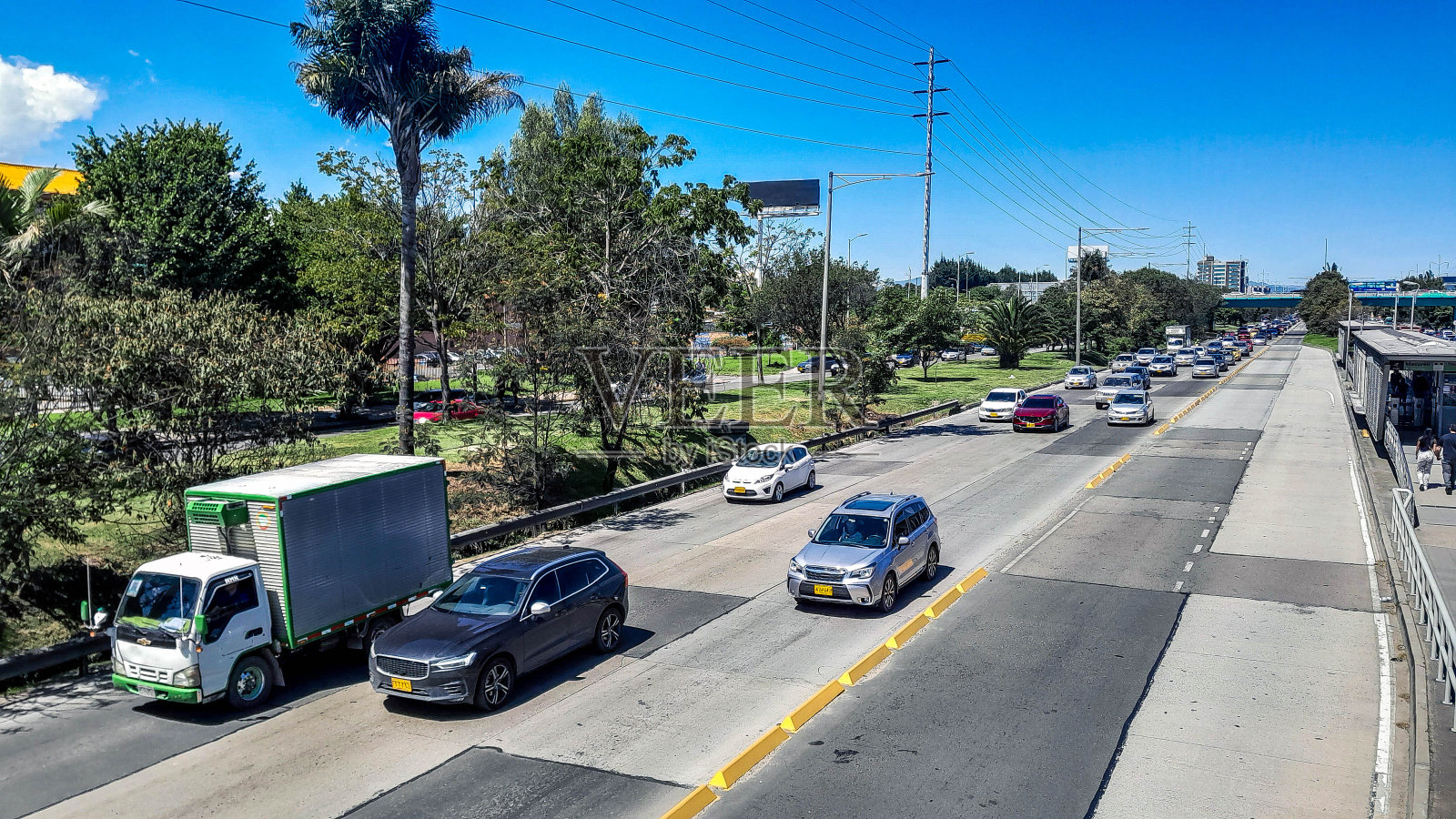 哥伦比亚波哥大北部高速公路上的交通堵塞照片摄影图片