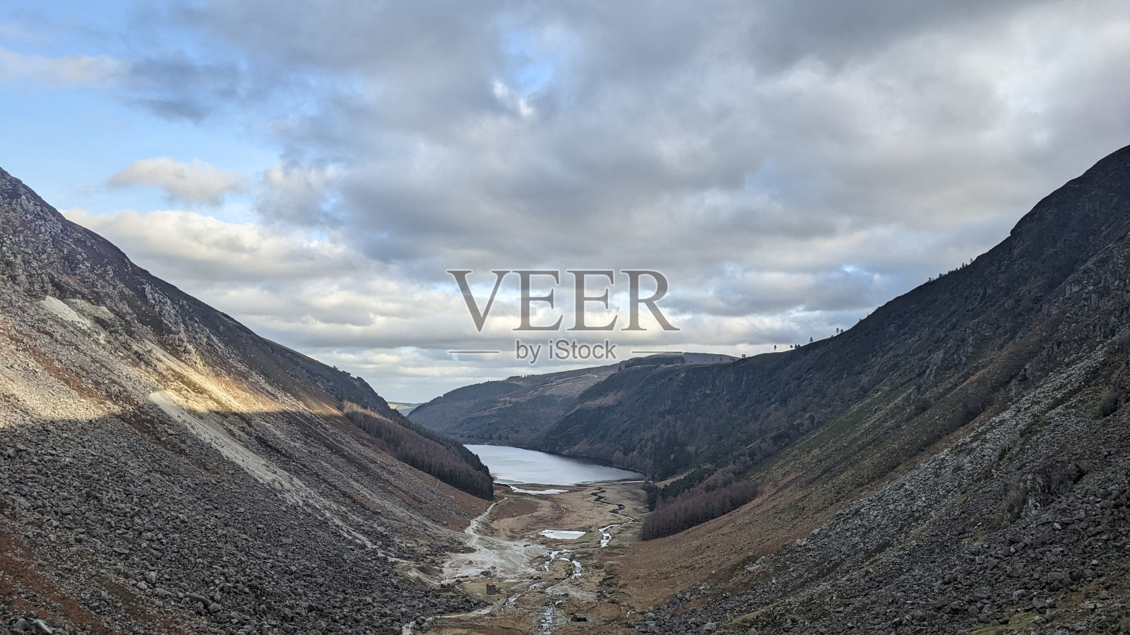 Glendalough

爱尔兰共和国的山谷照片摄影图片