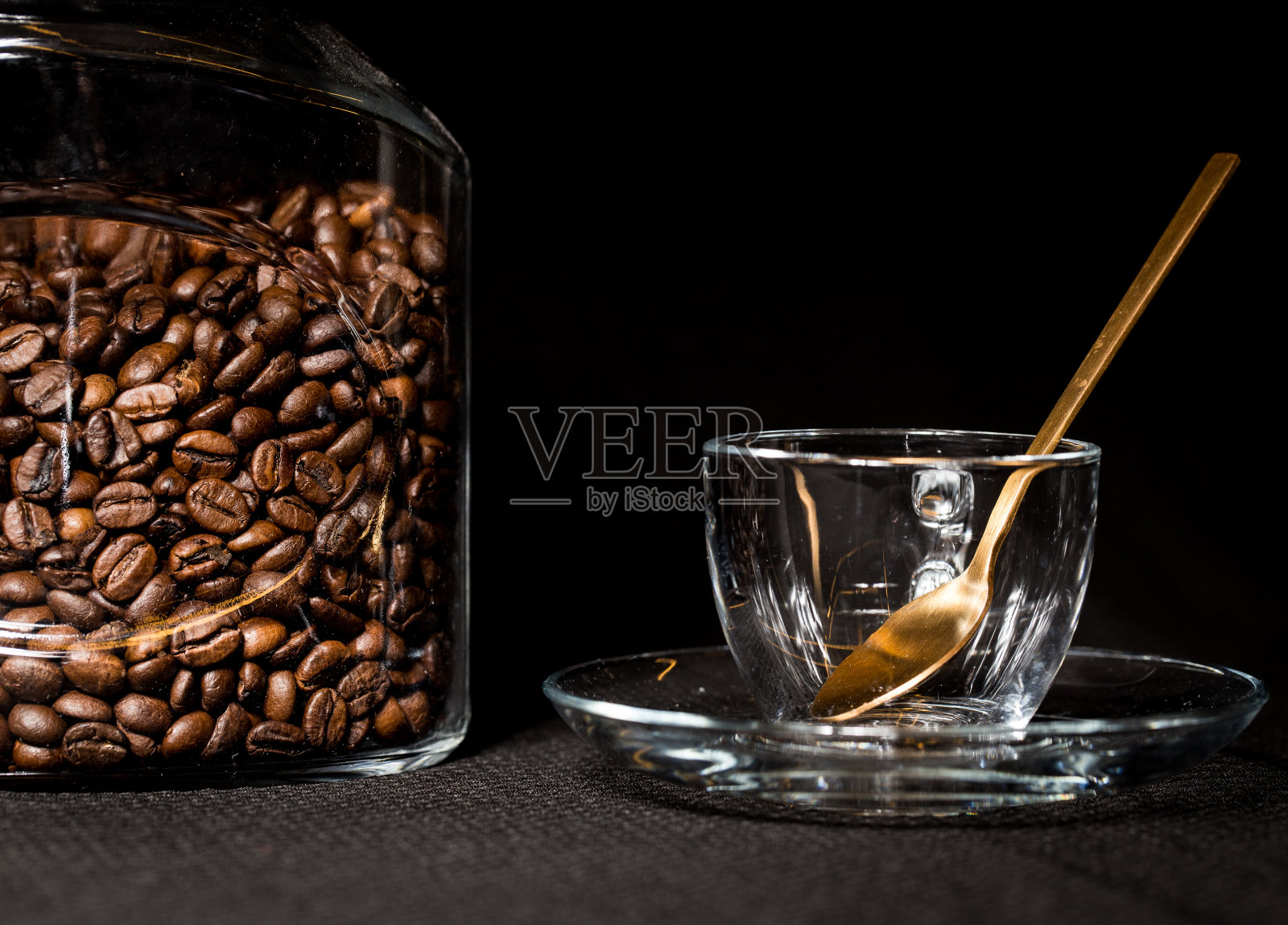 带有横梁和玻璃杯的浓缩咖啡。照片摄影图片