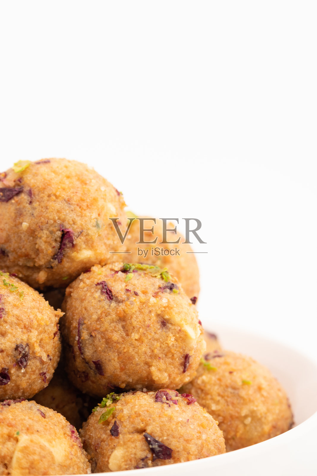 印度Mithai Gulab Churma Ke Laddu或Choorma Ke Ladoo是由全麦Jada Gehun Ka Atta, Khus Khus, Gur, Jaggery, kju, Badam，可食用的玫瑰花瓣，干果在德西酥油或澄清黄油制成照片摄影图片