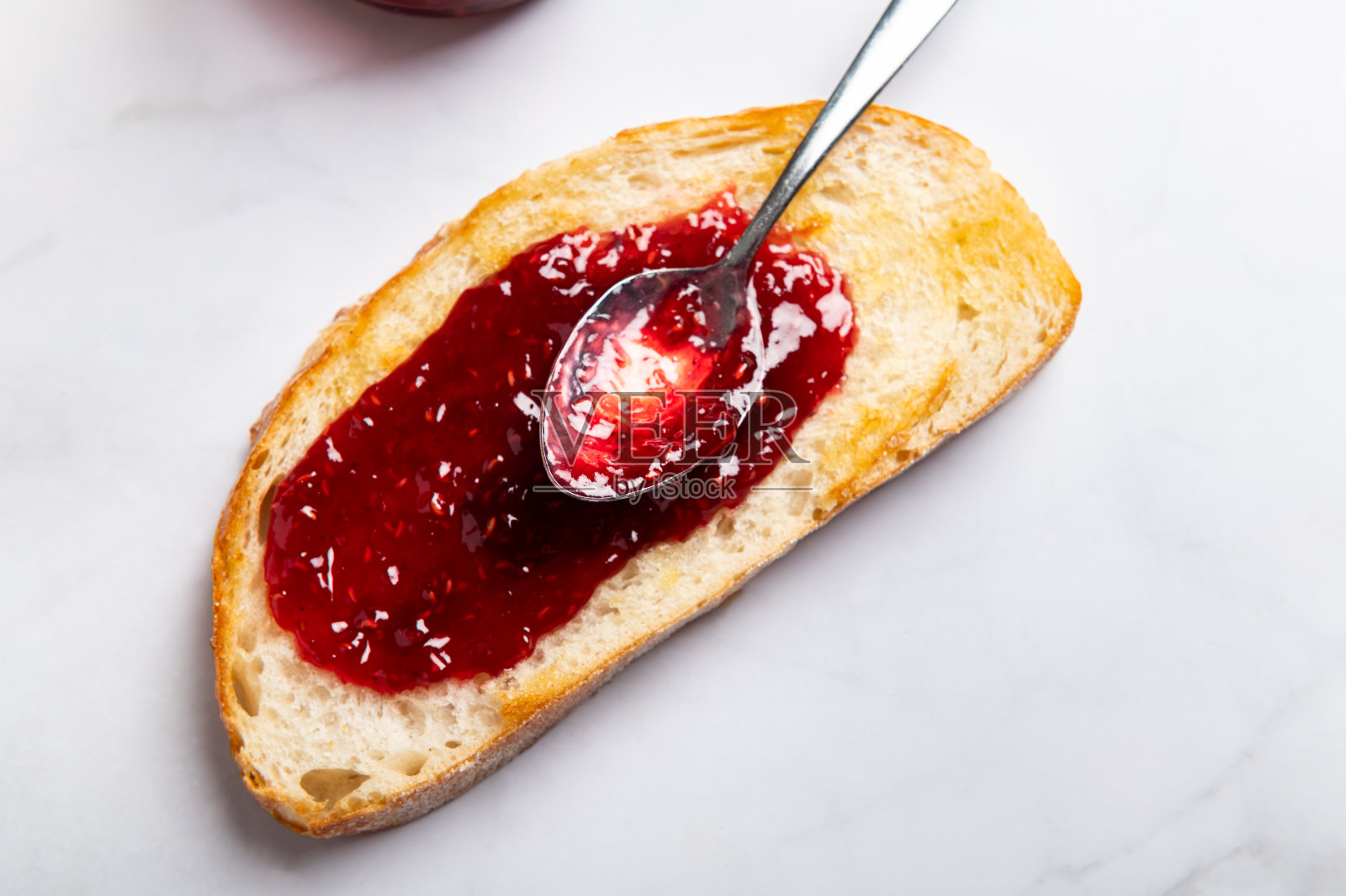 吐司上的覆盆子果酱照片摄影图片