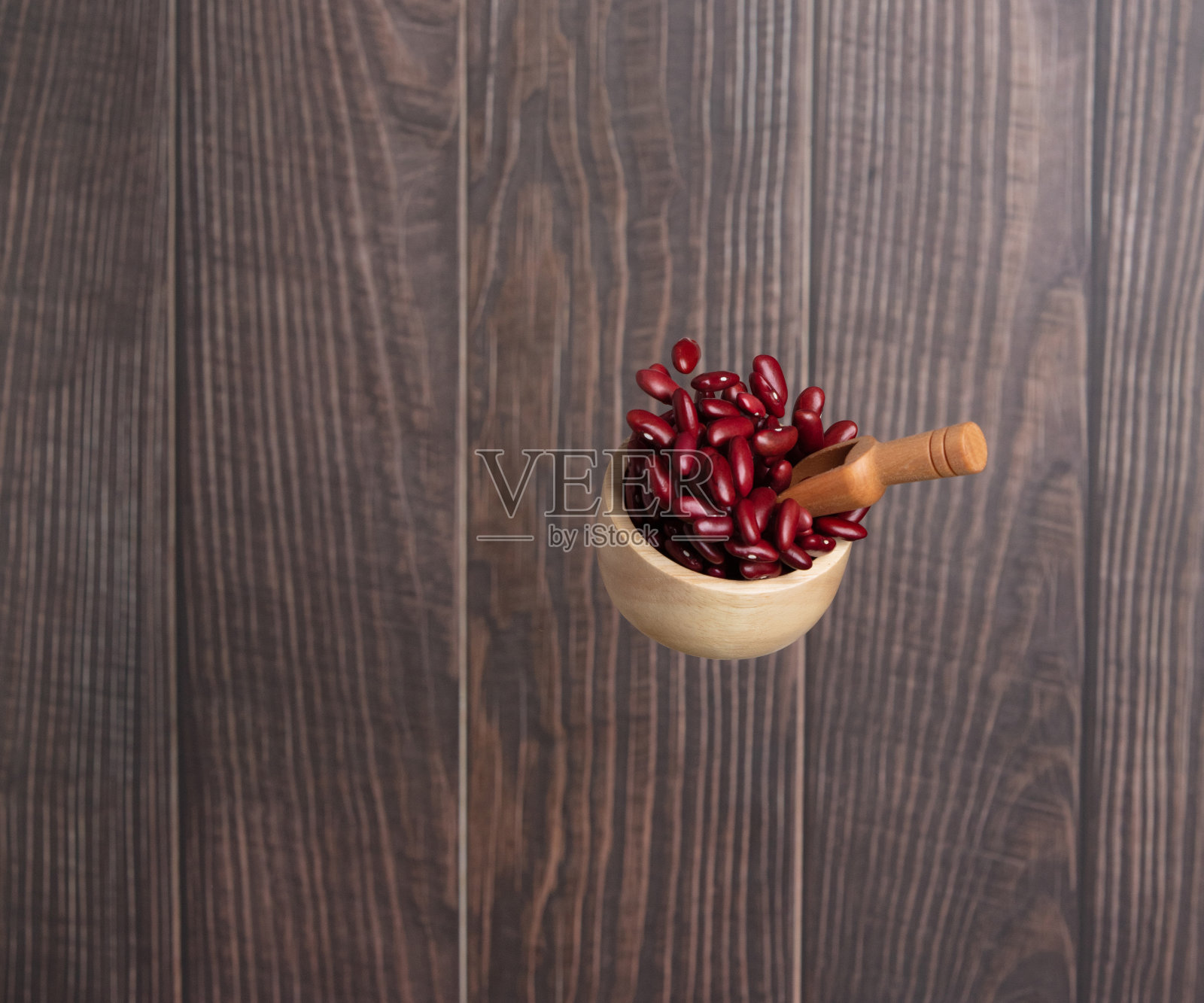 红豆爆木碗，红豆爆抽象云飞。漂亮完整的豌豆种子豆碗在空中飞溅，食物对象设计。木制背景隔离冻结射击照片摄影图片