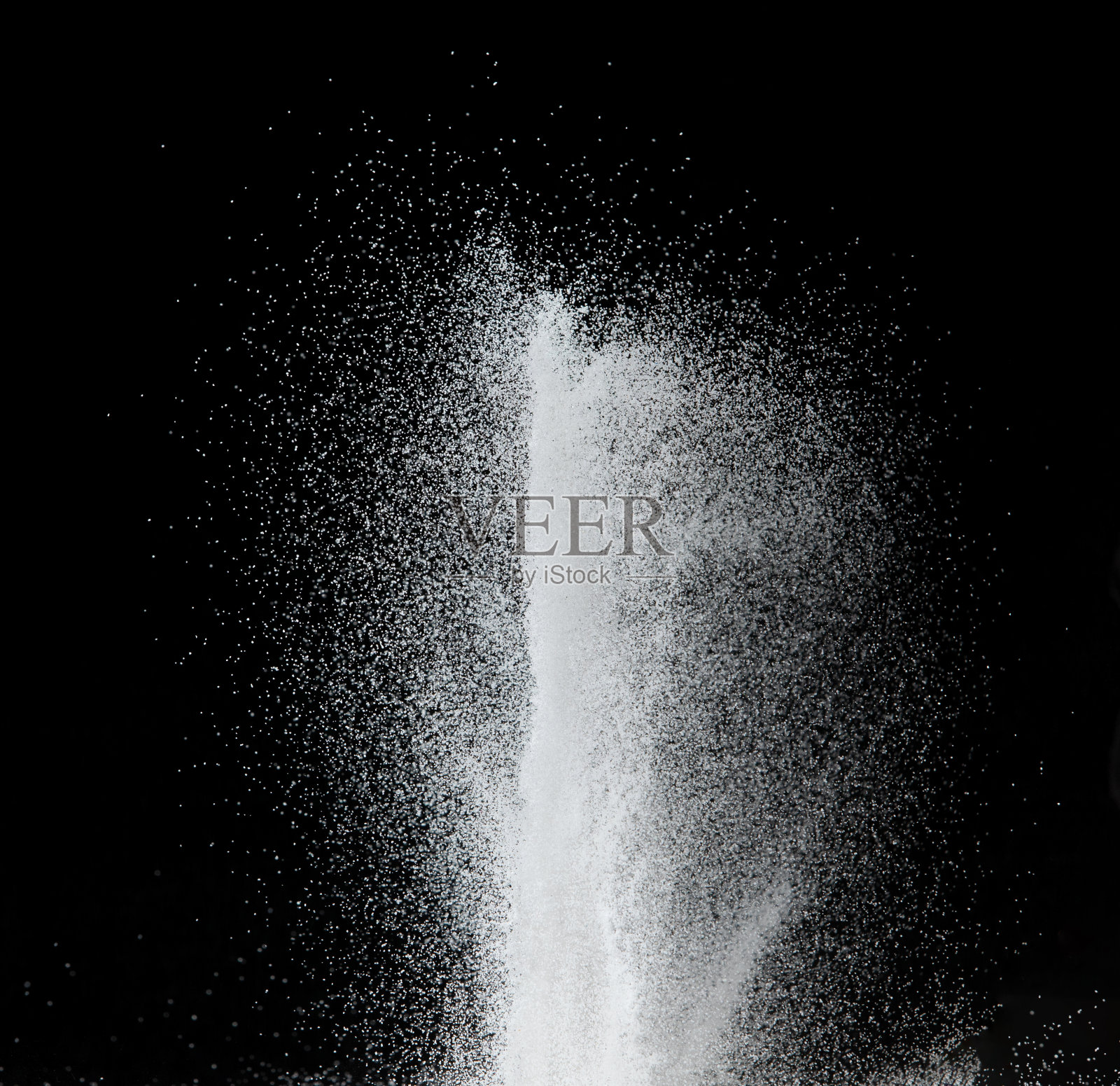 百万白沙爆炸，照片形象的雪花落下阵雨，大雪纷飞。冻结拍摄在黑色背景隔离覆盖。微细盐砂作为粒子科学照片摄影图片