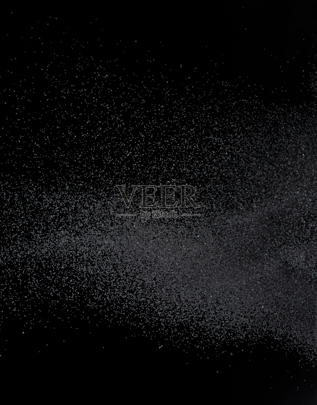 百万的黑沙爆炸，照片的形象落下来的沙飞。冻结拍摄在黑色背景隔离覆盖。微细沙尘磁铁作为粒子分解科学照片摄影图片