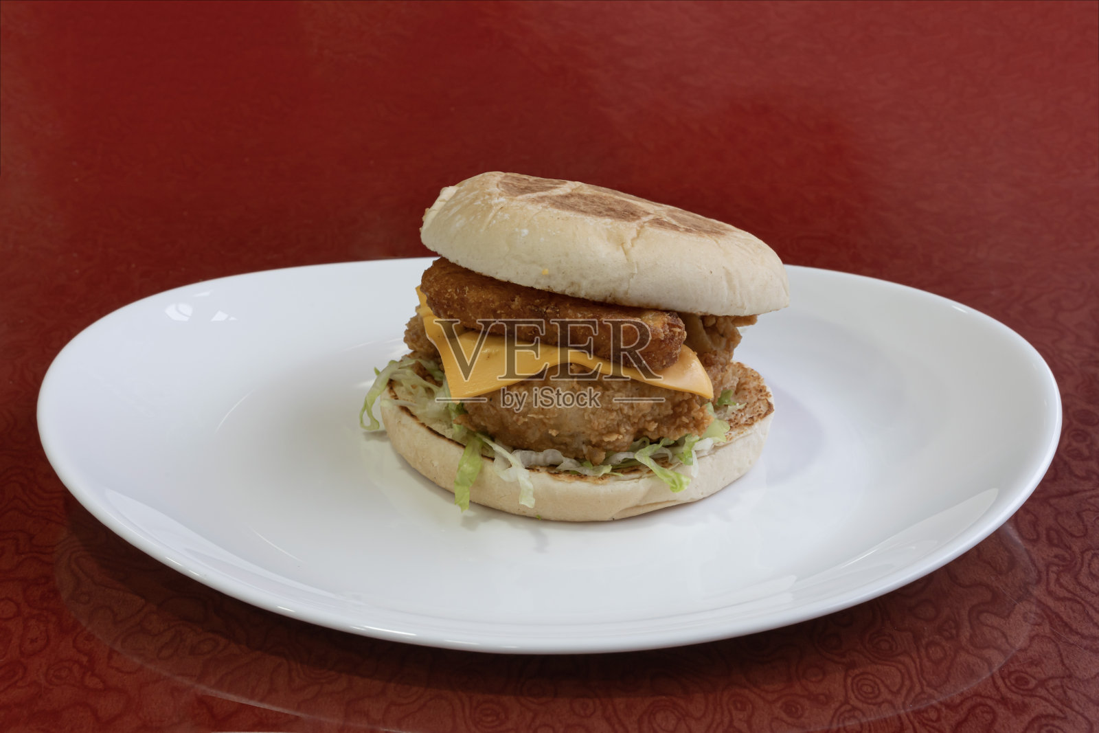 巴黎，法国- 01 24 2023:中东菜肴烹饪静物。鸡柳汉堡配土豆煎饼，切达干酪和沙拉照片摄影图片