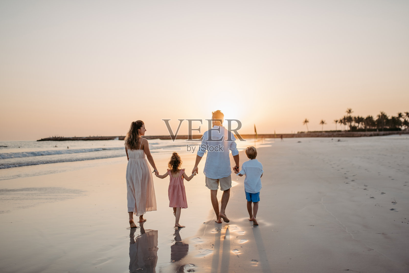 幸福的家庭和小孩在异国他乡的海上享受时光。照片摄影图片