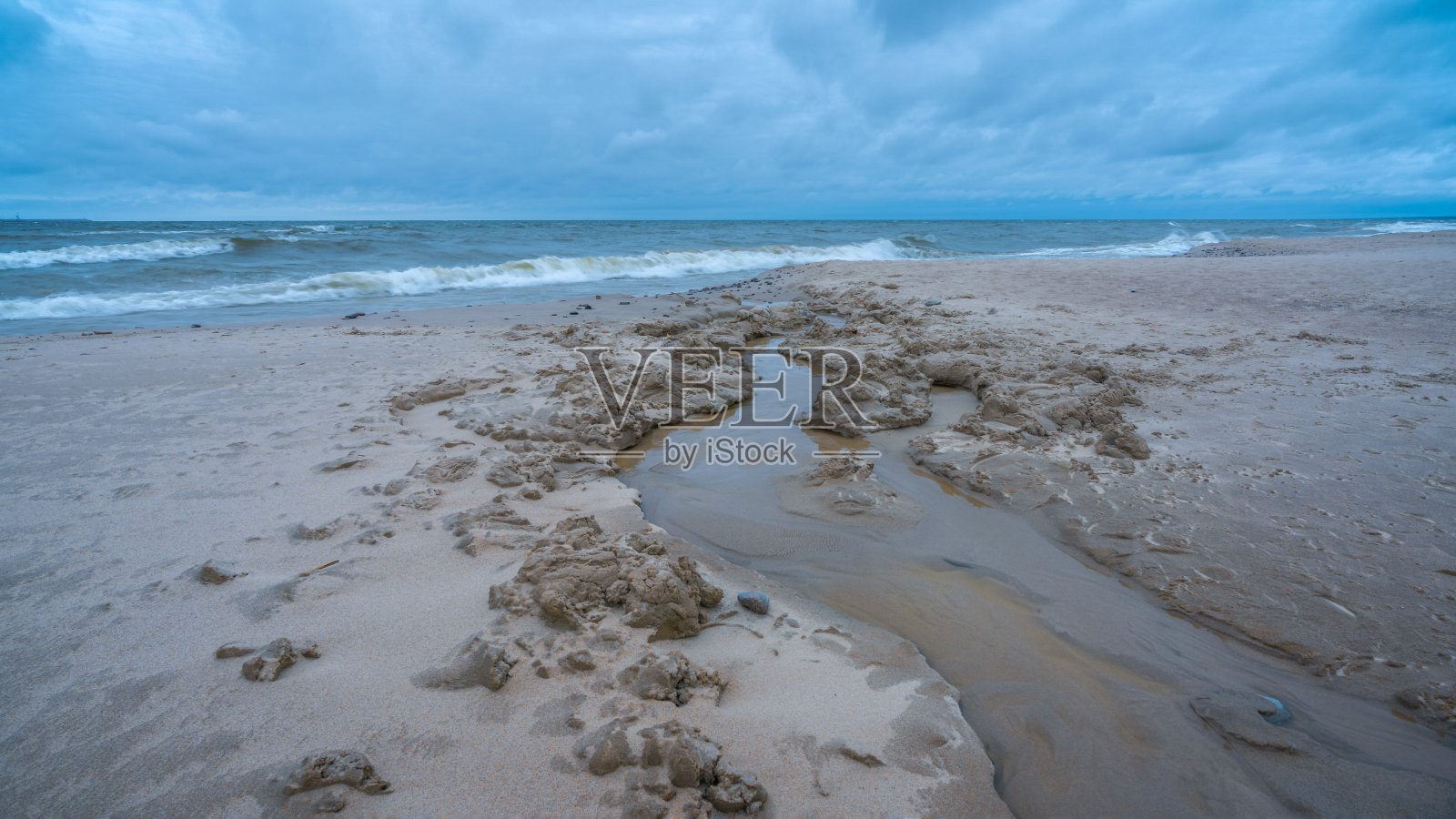 秋天阴天的波罗的海岸边照片摄影图片