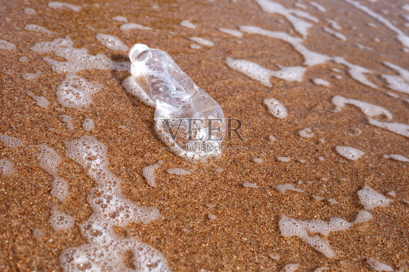 海滩上的塑料瓶照片摄影图片