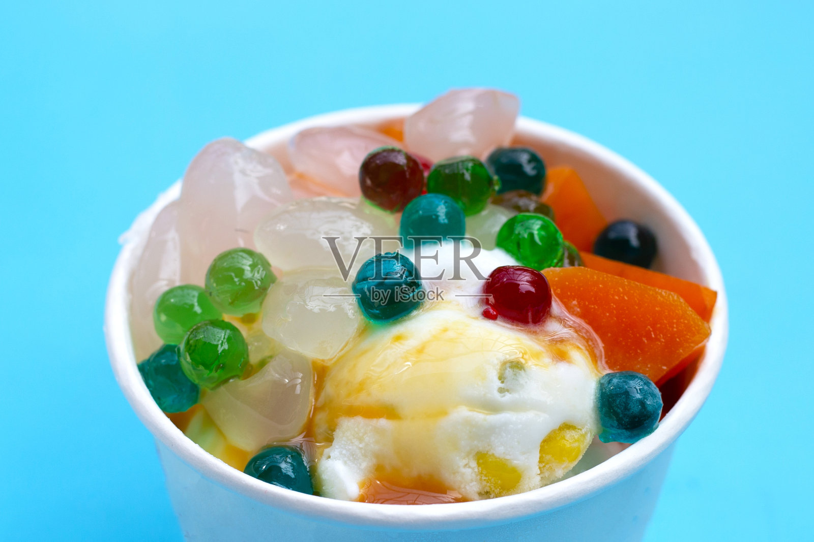 有顶部的冰淇淋杯照片摄影图片