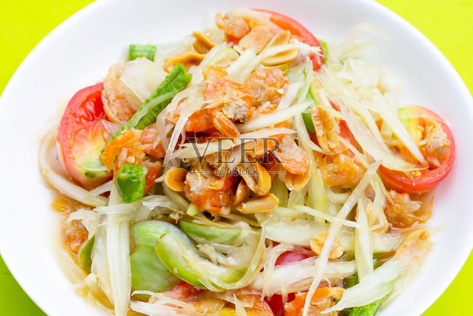 一盘辣木瓜沙拉。照片摄影图片