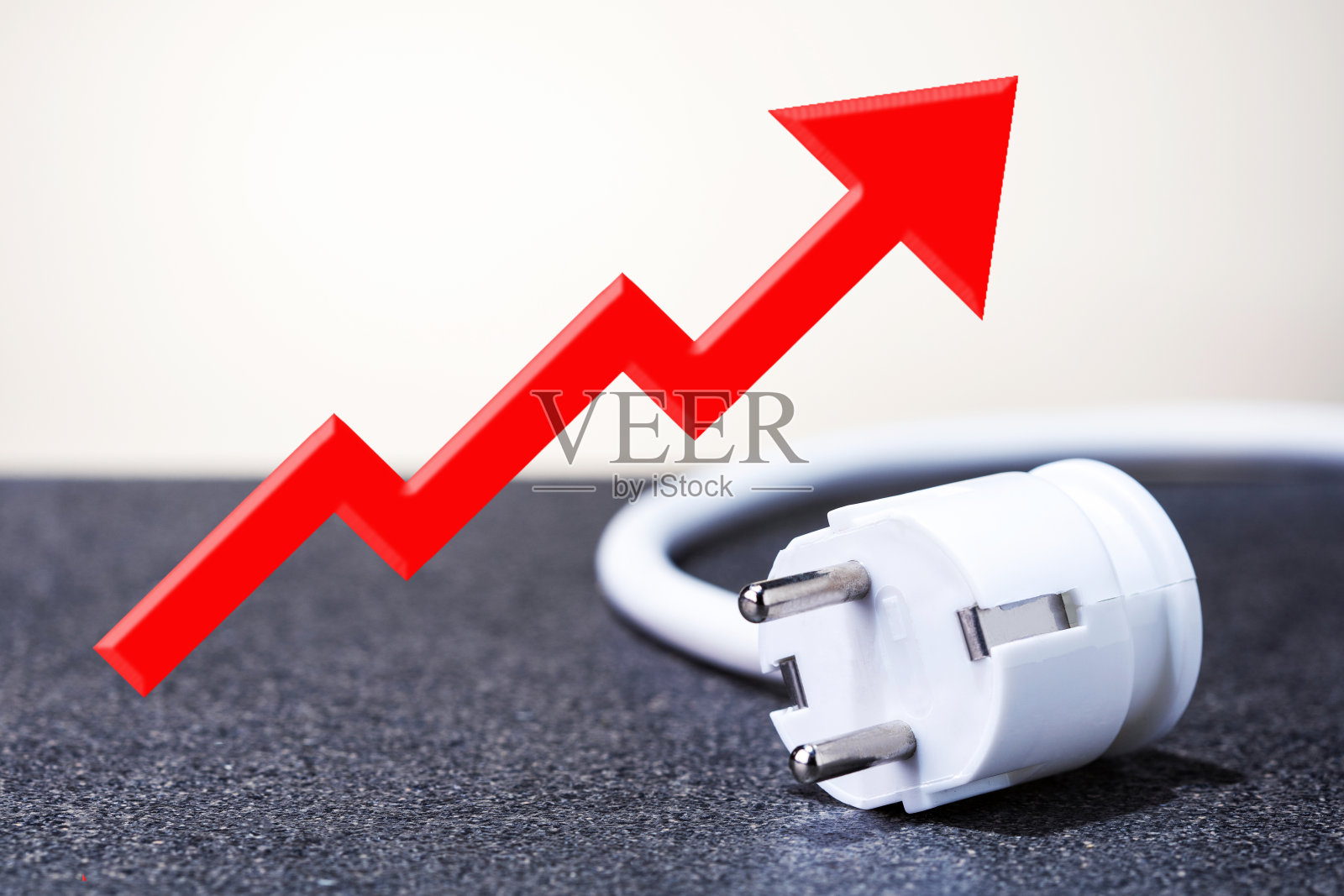 电插头和红色箭头向上，增长图。节能。电费上涨的概念照片摄影图片