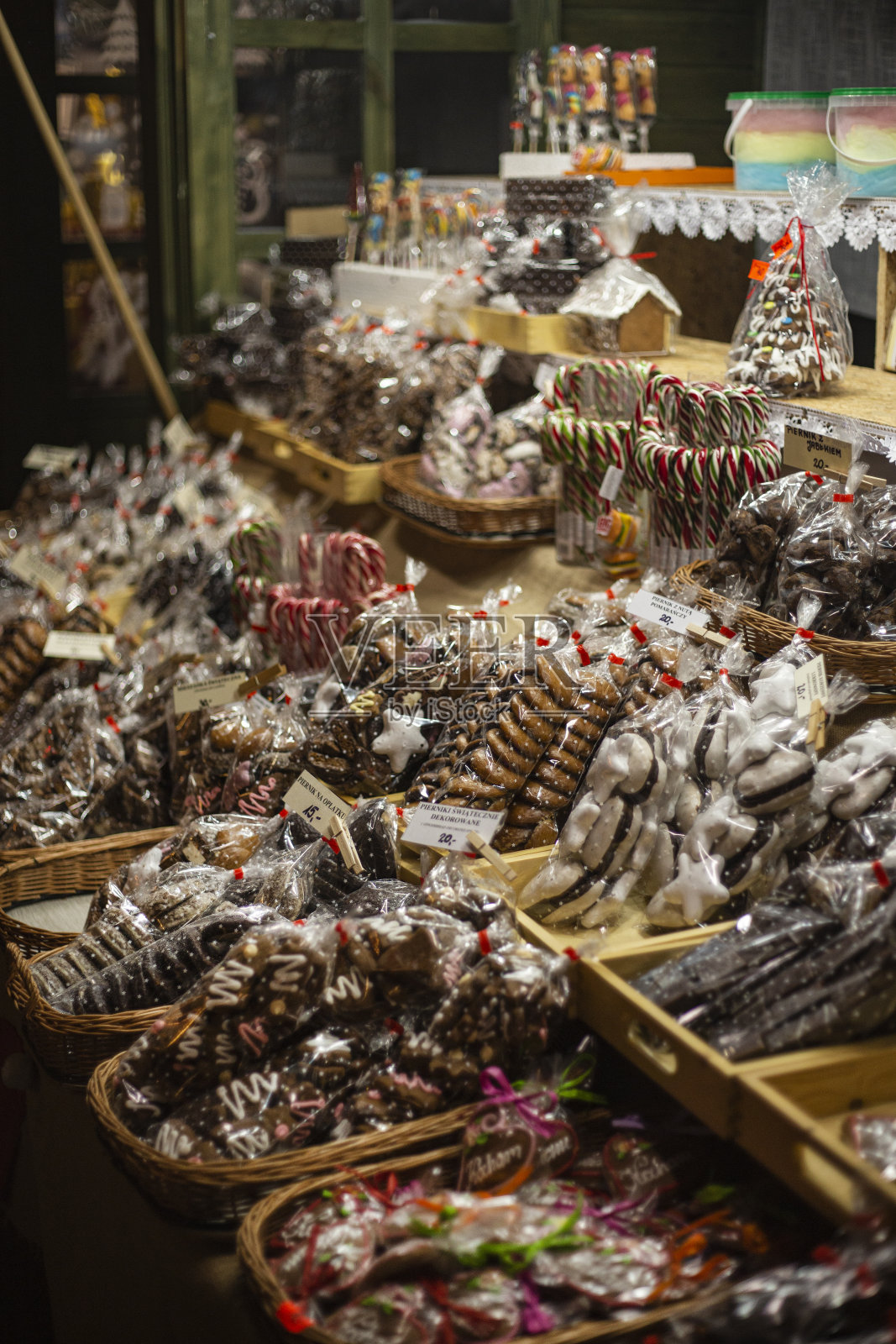 圣诞市场上美味的食物，饼干和姜饼照片摄影图片