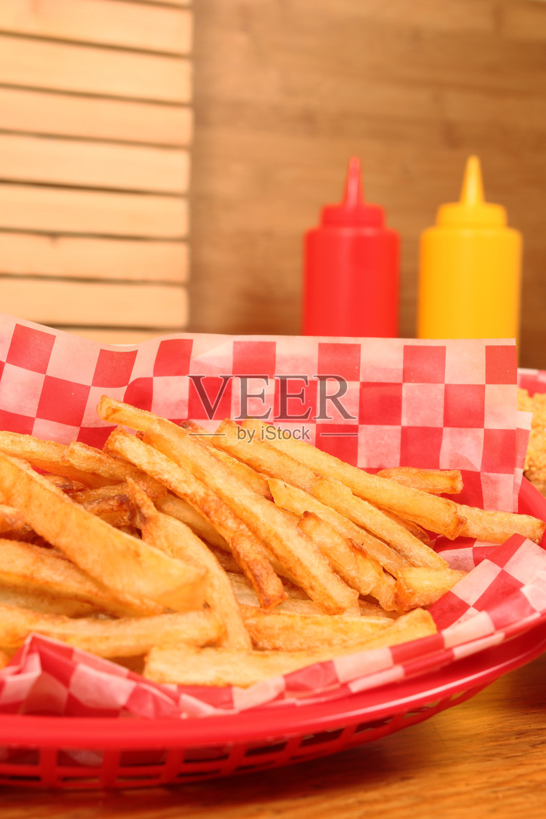 快餐店里炸薯条的垂直镜头照片摄影图片