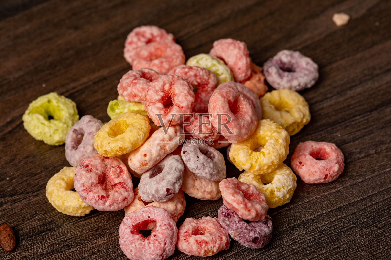 木桌上一堆五颜六色的麦片的特写镜头照片摄影图片