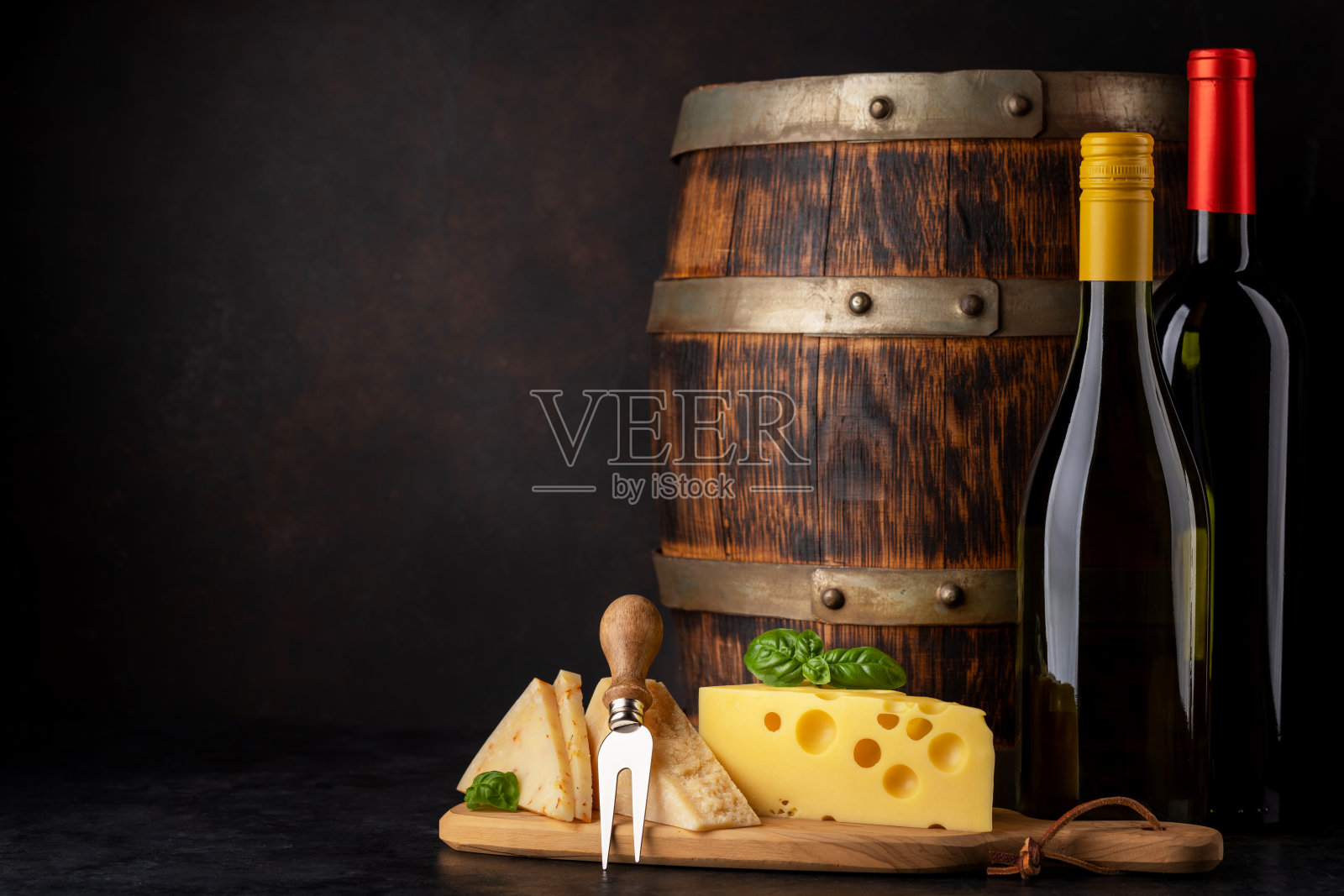 船上有各种奶酪，红酒和白酒照片摄影图片