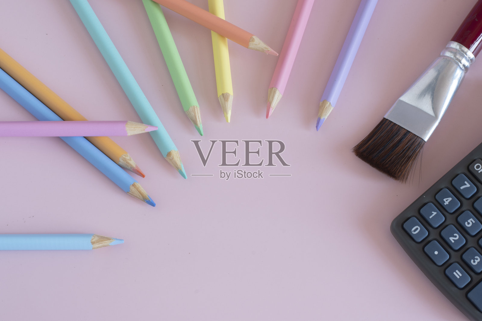 粉彩铅笔，粉红色背景的顶部视图，插图概念，教育和回到学校照片摄影图片