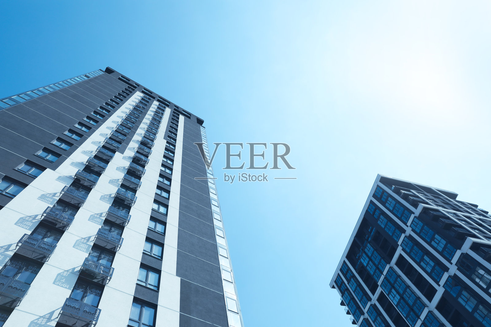 阳光灿烂的日子里现代建筑的低角度视图照片摄影图片