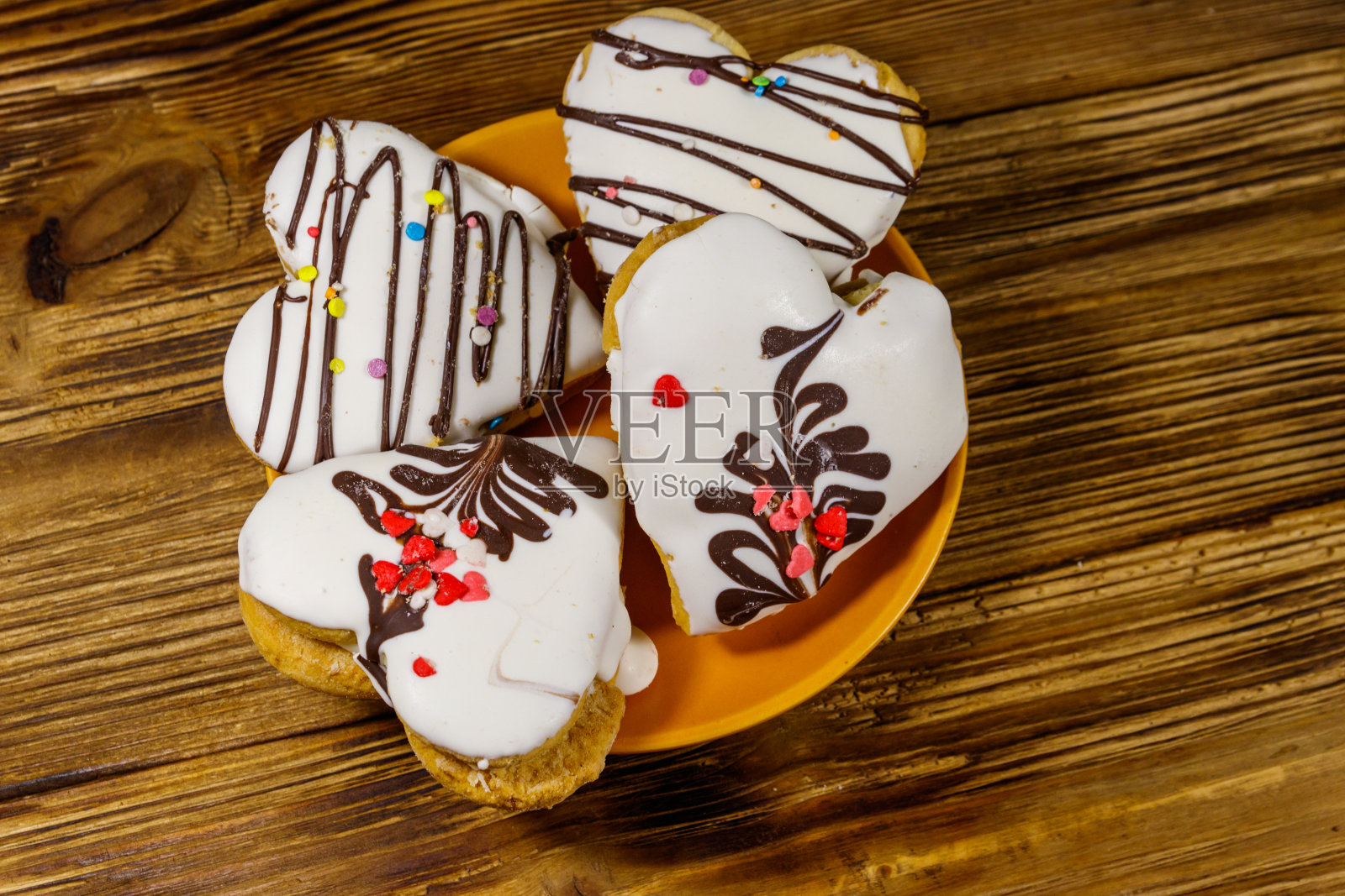 心形饼干放在木桌上。前视图。情人节甜点照片摄影图片