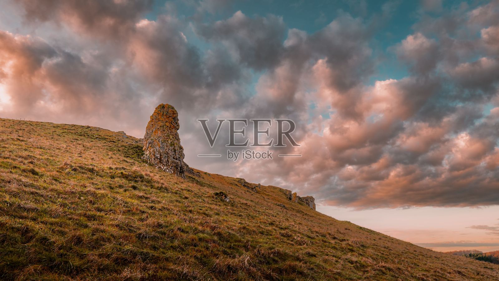 在巴登-符腾堡州的一座乡村山上，美丽的云雾日落的天空照片摄影图片