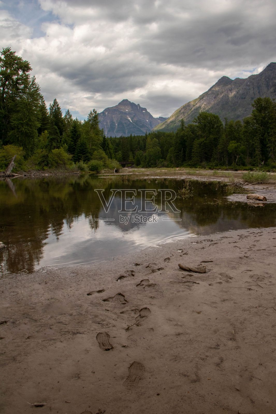在明亮多云的天空下，冰川国家公园的壮丽景色照片摄影图片