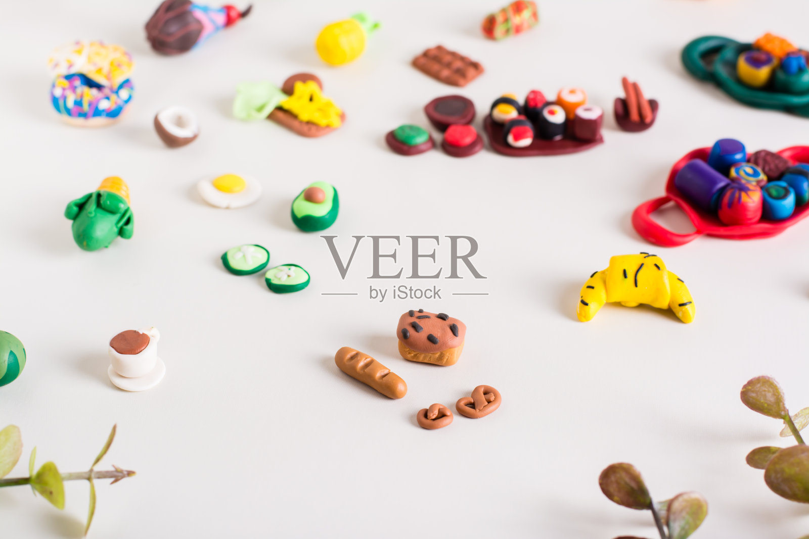 面包，法棍，椒盐卷饼和其他聚合物粘土食物在浅色背景。孩子们的休闲。照片摄影图片