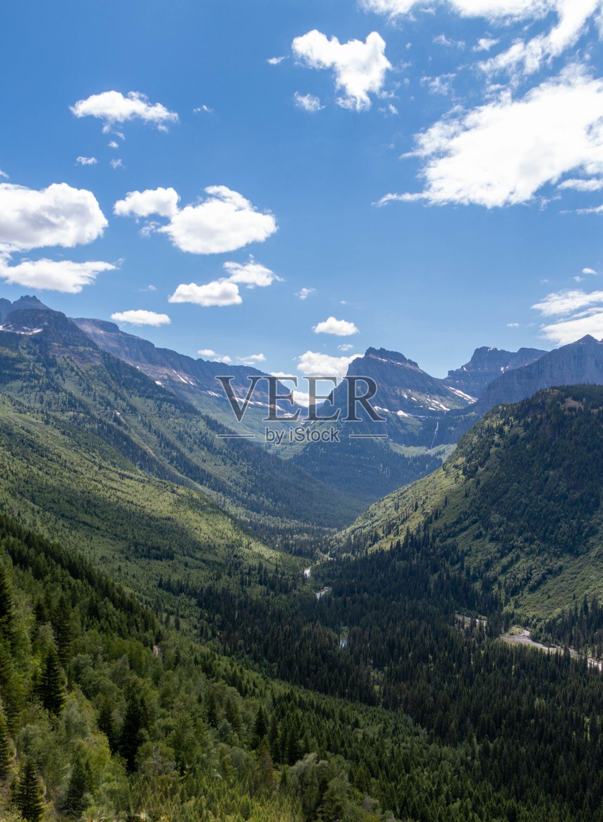 在明亮多云的天空下，冰川国家公园的壮丽景色照片摄影图片