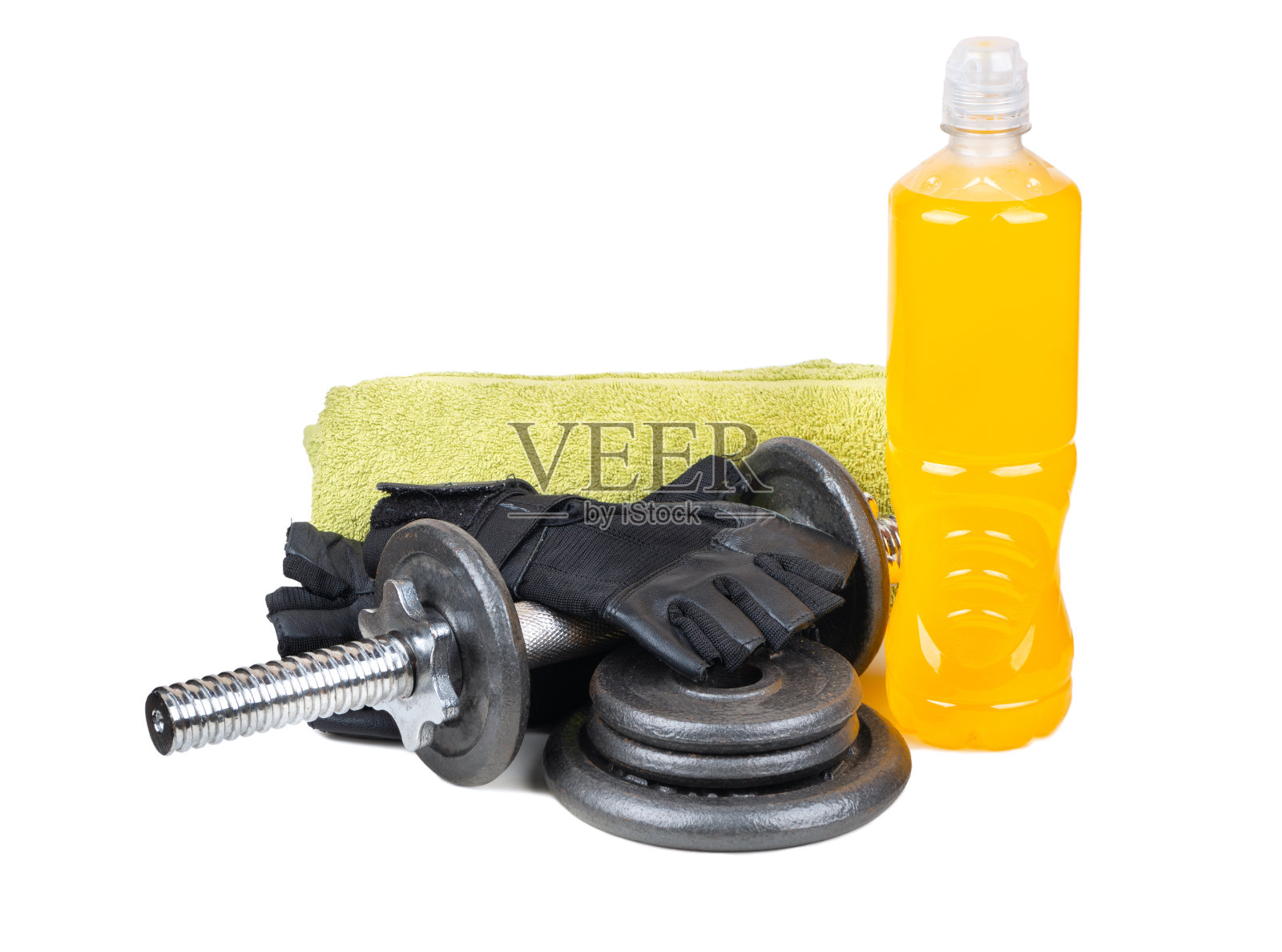 塑料瓶橙色等张饮料与哑铃，毛巾，健身手套和煎饼隔离在白色背景照片摄影图片