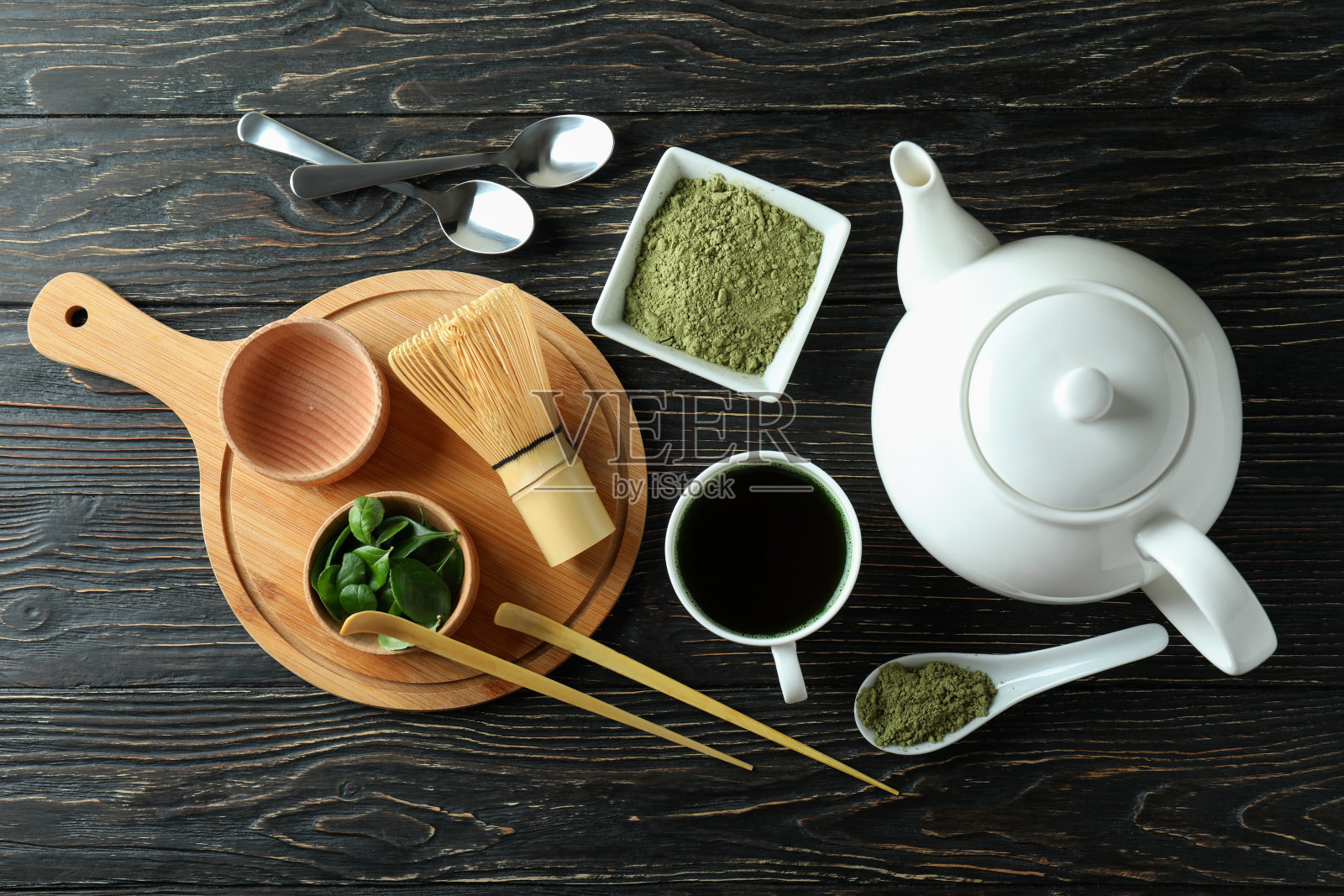 木桌上日式抹茶的概念照片摄影图片