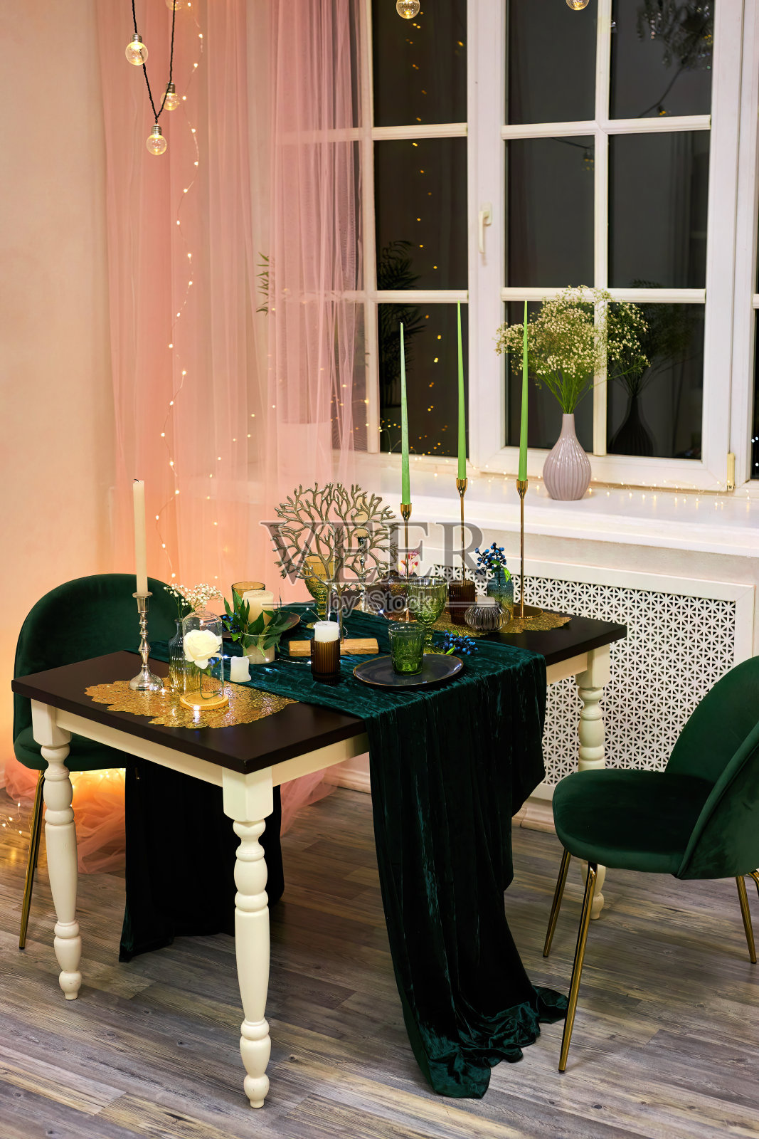 浪漫的餐桌上装饰着节日的灯光照片摄影图片