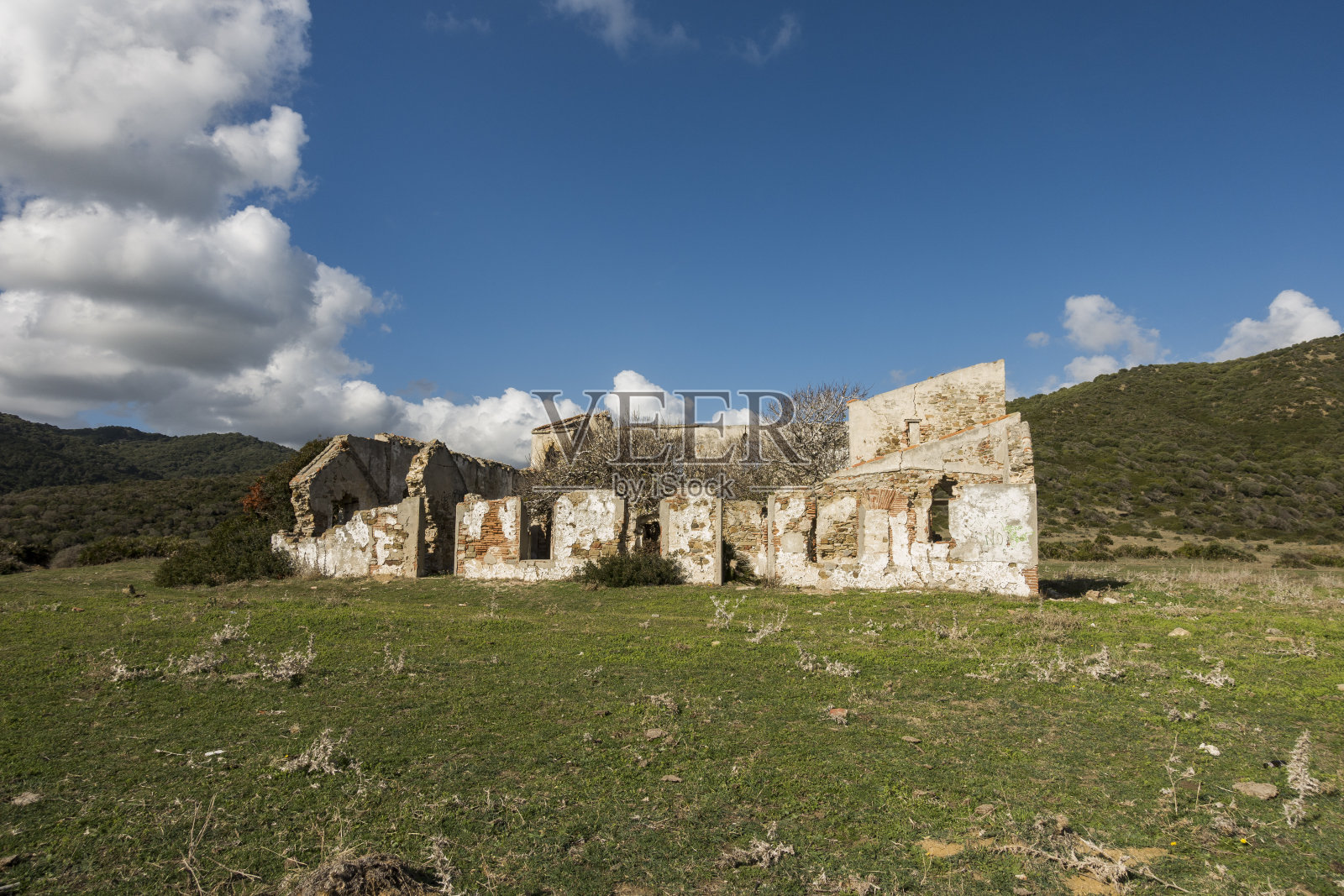 西班牙海峡自然公园草山上的农舍废墟照片摄影图片