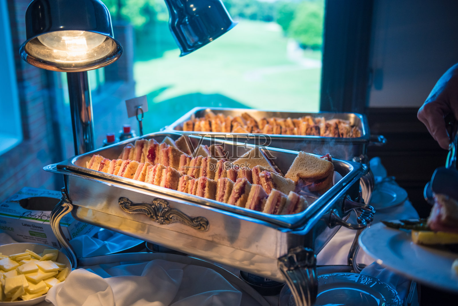 在乔治亚州玛丽埃塔的一家餐馆，桌子上的三明治托盘特写照片摄影图片