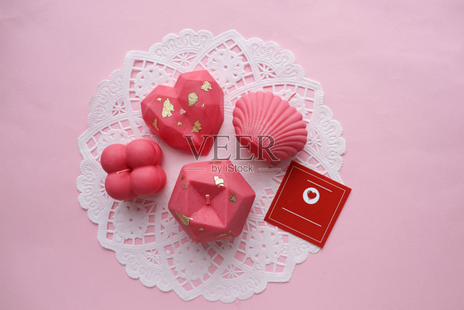 情人节的背景。由天然大豆蜡制成的心形蜡烛和一束鲜花照片摄影图片