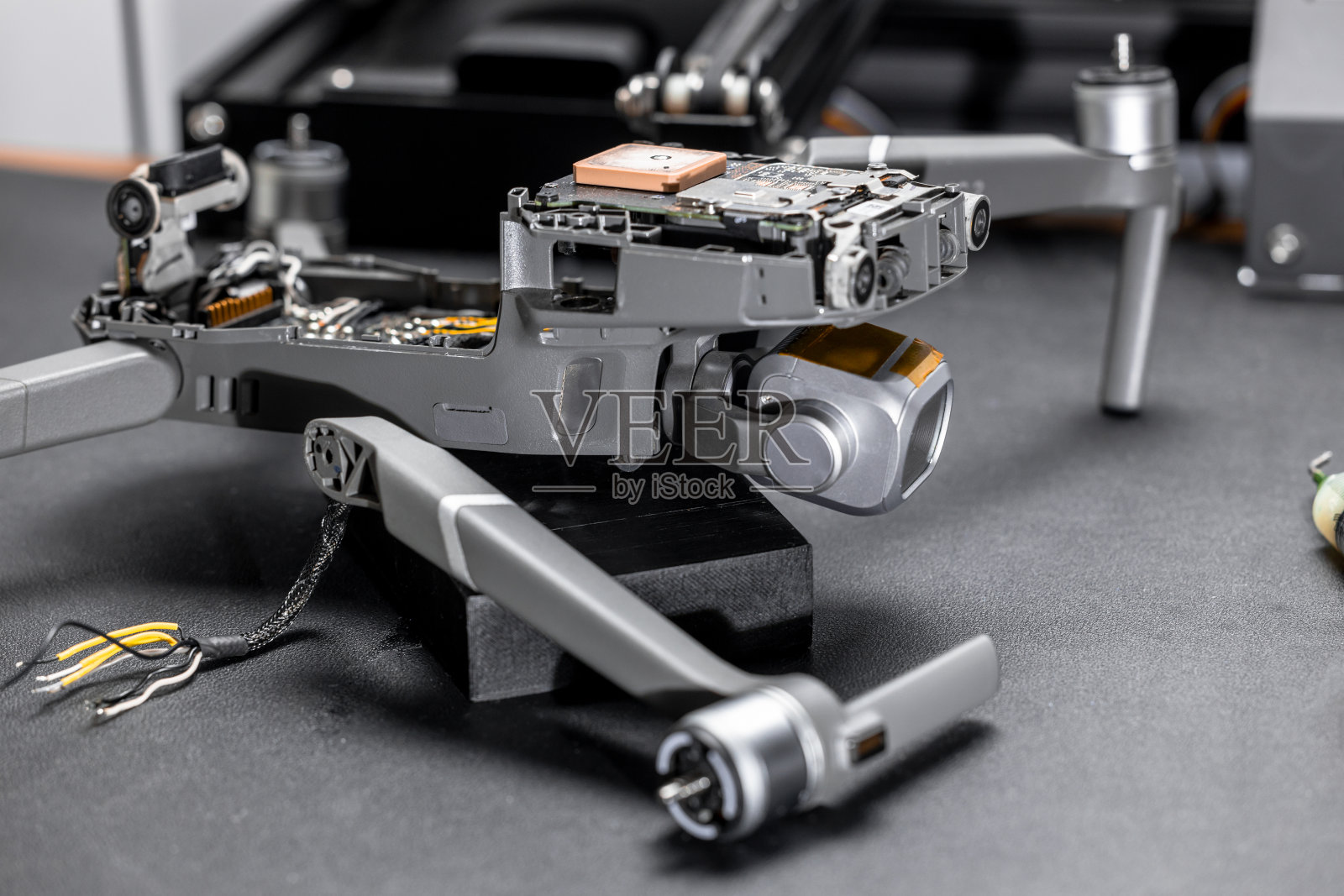 无人机坠落后摔断了腿和摄像头，无人机解体照片摄影图片