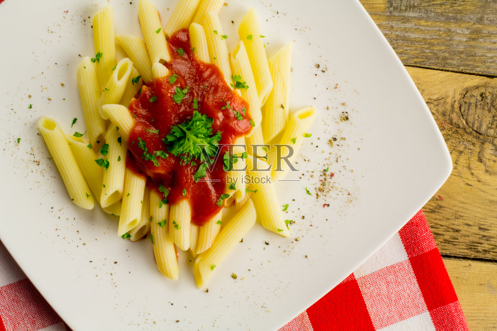 木桌上番茄酱意大利面的俯视图照片摄影图片