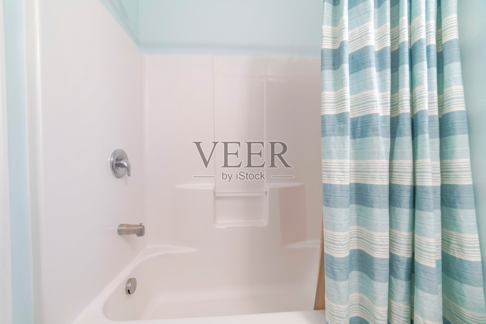 浴室里的白色小浴缸照片摄影图片