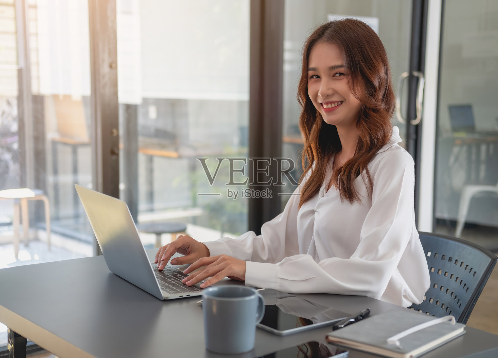 市场营销、财务、会计、计划、商业女性用图表统计分析公司业绩和利润。用笔记本电脑和计算器计算公司的余额。照片摄影图片