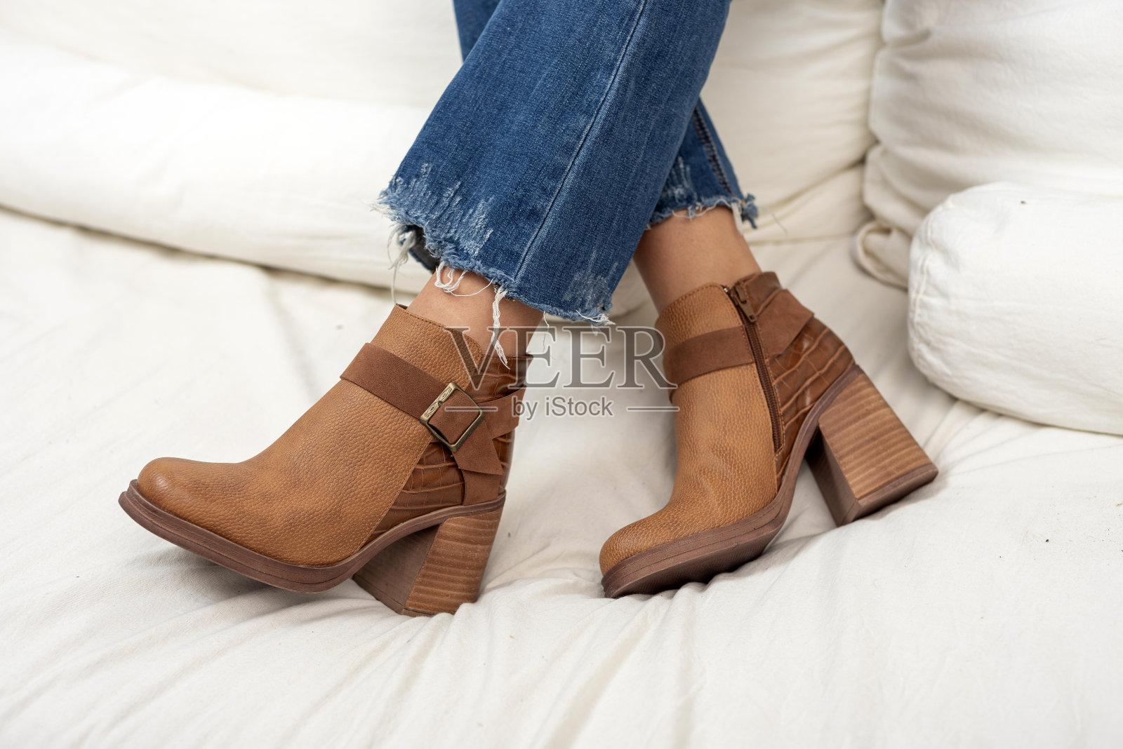 一个女人在沙发上穿着靴子的特写镜头照片摄影图片