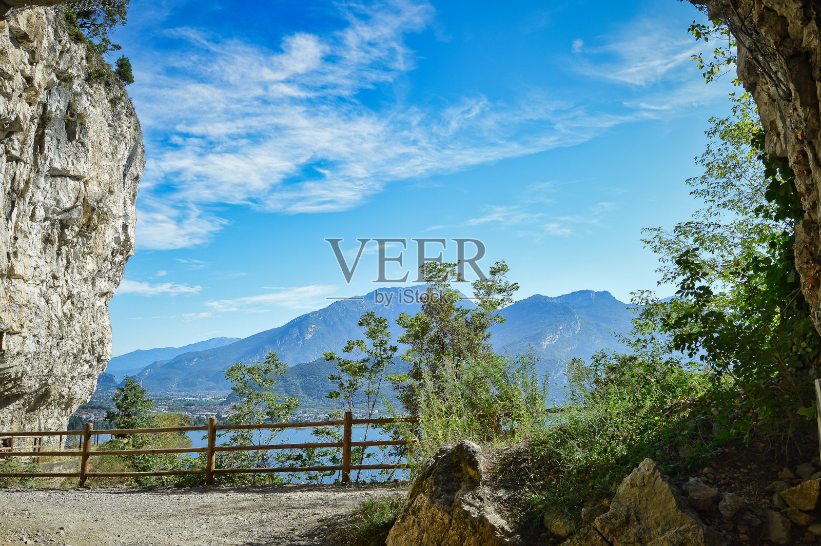 从ponale街的洞穴到蓝天、山峰、悬崖、栅栏和小路的美丽景色照片摄影图片