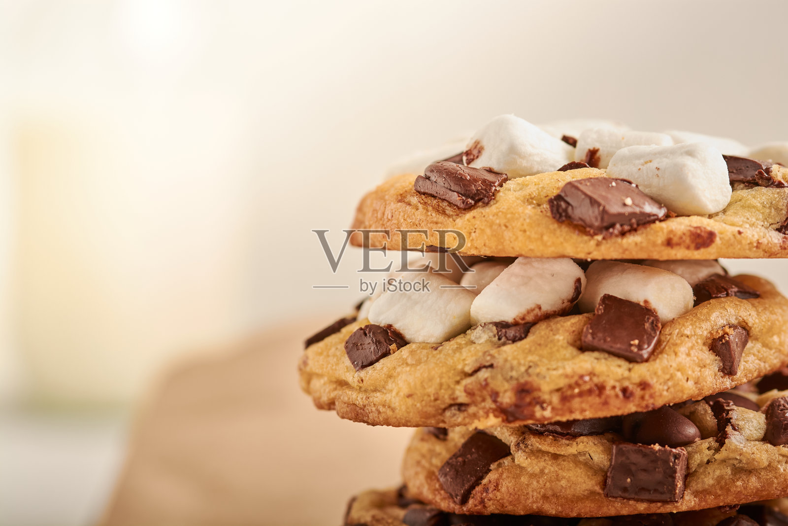 巧克力饼干特写，浅焦。甜甜的巧克力饼干。水平。照片摄影图片