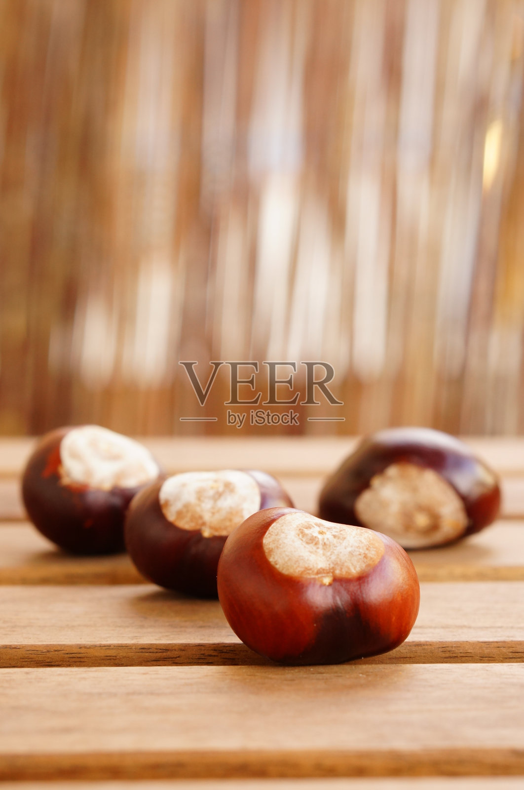 在木制表面上垂直拍摄新鲜栗子照片摄影图片
