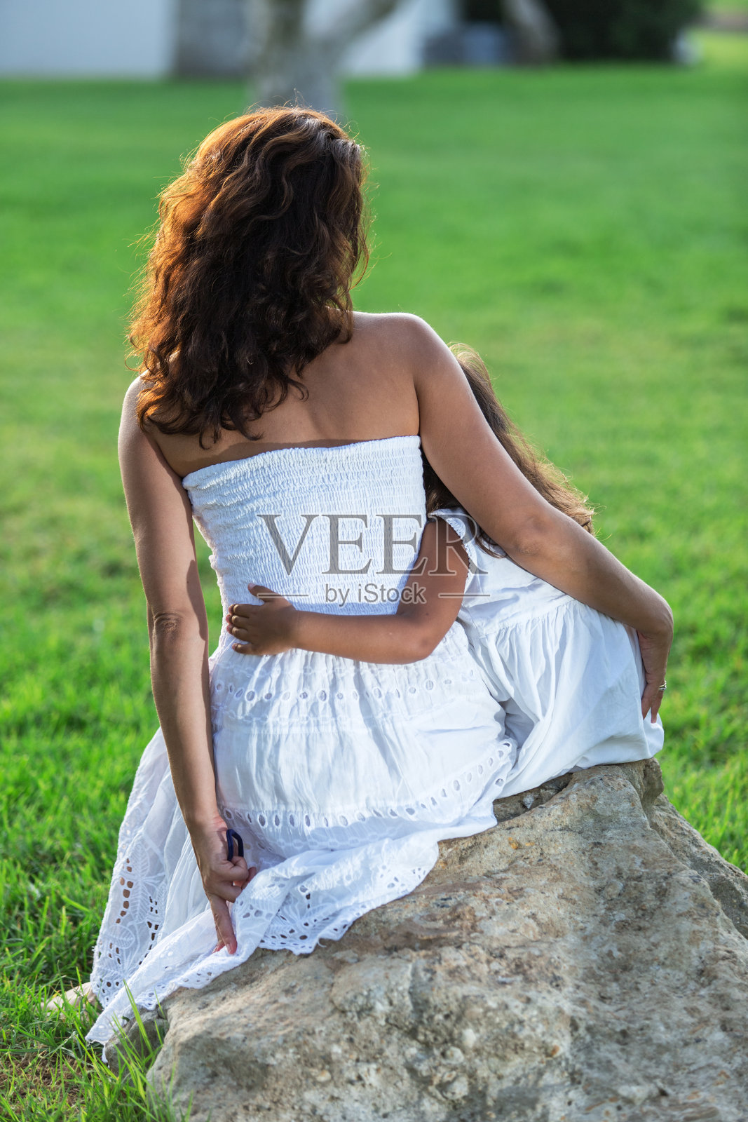 母亲和女儿正在乡下休息。照片摄影图片