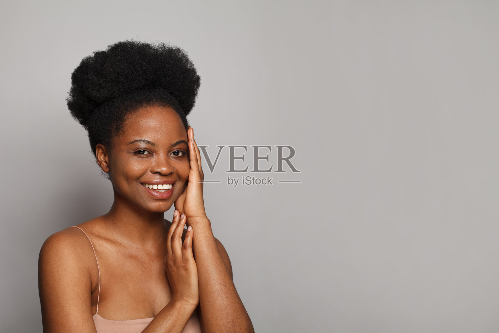 美丽的模特女人微笑在白色的背景照片摄影图片